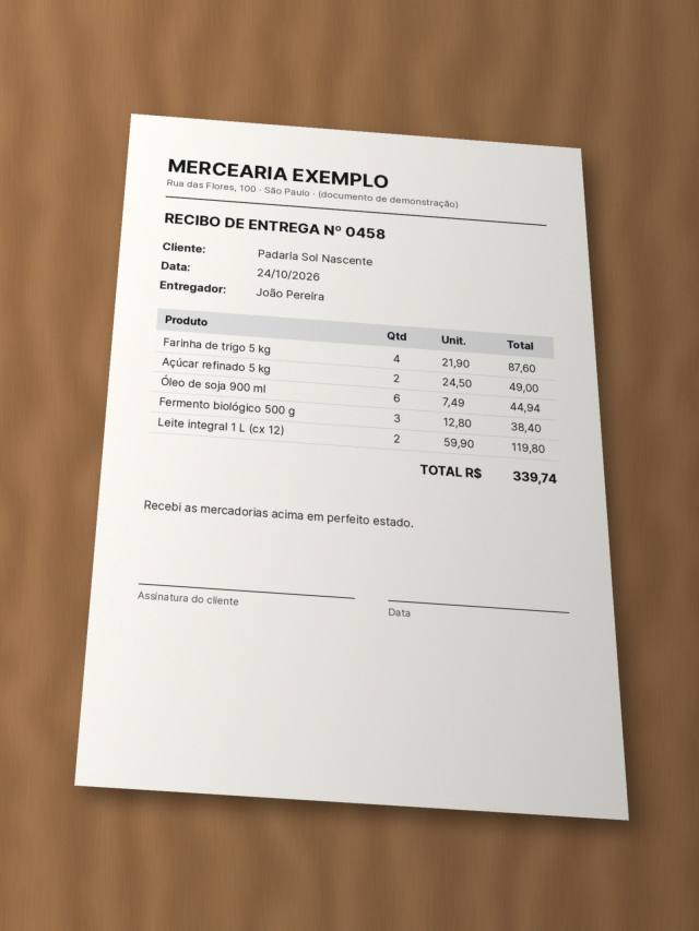 Foto de um recibo torto em cima de uma mesa de madeira